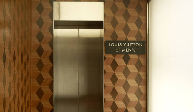 <strong>LOUIS VUITTON｜ルイ・ヴィトン</strong>　エレベーターで5階へ上がると、ルイ・ヴィトンのメンズワールド広がる。