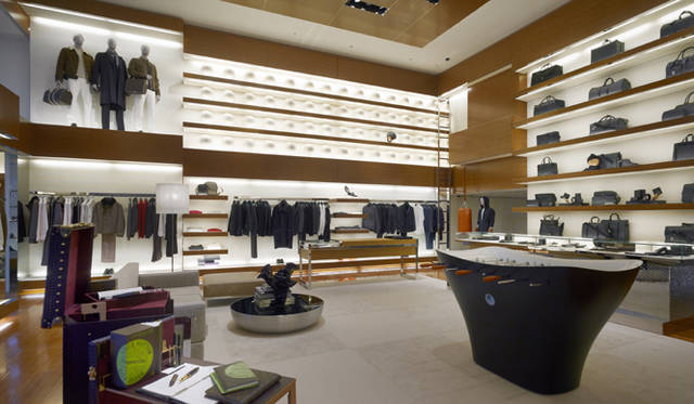 <strong>LOUIS VUITTON｜ルイ・ヴィトン</strong>　ゆったりと製品に触れられる広々とした空間。