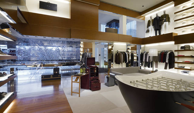 <strong>LOUIS VUITTON｜ルイ・ヴィトン</strong>　ゆったりと製品に触れられる広々とした空間。