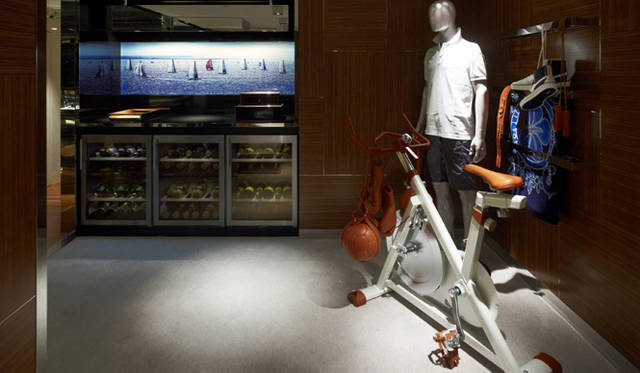 <strong>LOUIS VUITTON｜ルイ・ヴィトン</strong>　遊び心あふれるグッズが随所に展示されている。