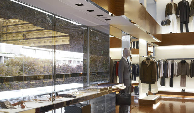 <strong>LOUIS VUITTON｜ルイ・ヴィトン</strong>　遊び心あふれるグッズが随所に展示されている。