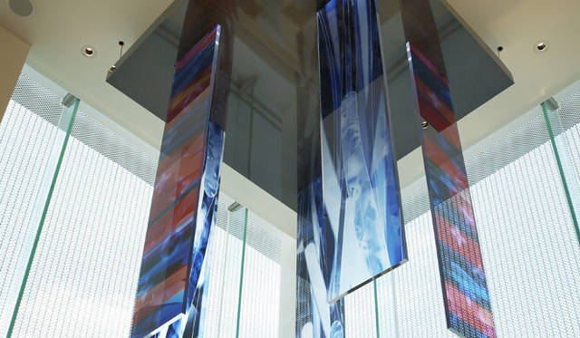 <strong>LOUIS VUITTON｜ルイ・ヴィトン</strong>　広大なウィンドウからは気持ちのいい自然光の降り注ぐ。