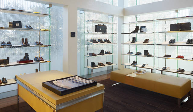 <strong>LOUIS VUITTON｜ルイ・ヴィトン</strong>　整然とディスプレイされた最新のシューズ・コレクション。