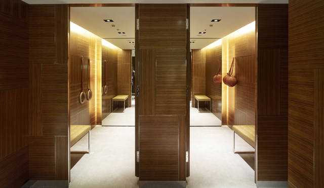 <strong>LOUIS VUITTON｜ルイ・ヴィトン</strong>　贅たくに空間をつかったフィッティングルーム。