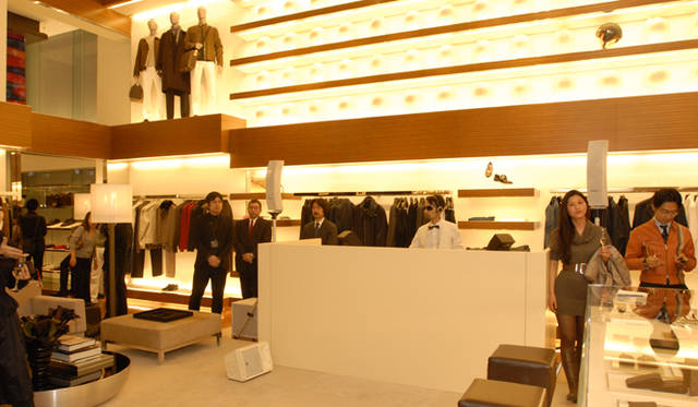 <strong>LOUIS VUITTON｜ルイ・ヴィトン</strong>　オープニングパーティには各界の著名人など多くの人がかけつけた。