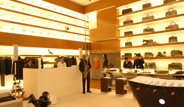 <strong>LOUIS VUITTON｜ルイ・ヴィトン</strong>　オープニングパーティには各界の著名人など多くの人がかけつけた。