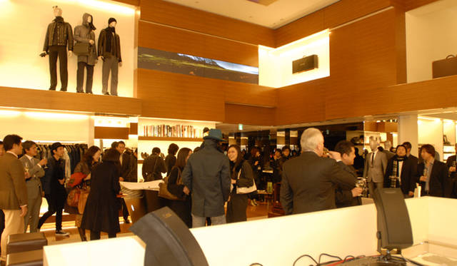 <strong>LOUIS VUITTON｜ルイ・ヴィトン</strong>　オープニングパーティには各界の著名人など多くの人がかけつけた。