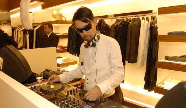 <strong>LOUIS VUITTON｜ルイ・ヴィトン</strong>　オープニングパーティにてDJを担当した沖野修也氏。