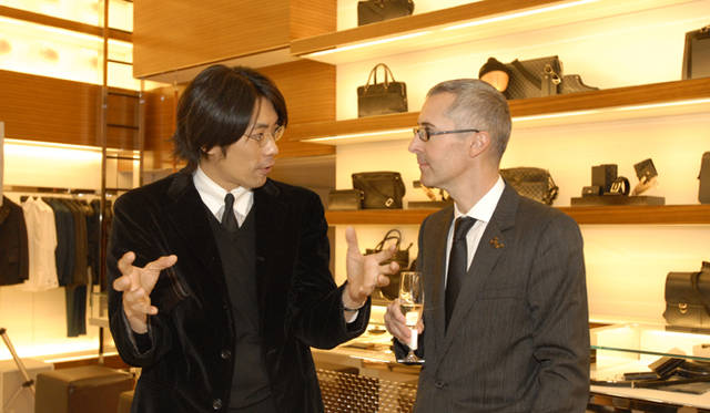 <strong>LOUIS VUITTON｜ルイ・ヴィトン</strong>　フラワー・ロボティクス代表の松井龍哉氏。右はルイ・ヴィトン ジャパン カンパニー、シニア ヴァイス プレジデントのギョーム・ダヴァン氏。
