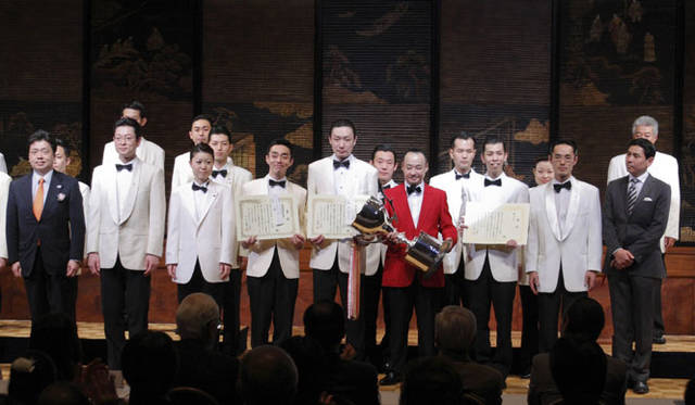 第1位 渡辺高弘さんを囲んで