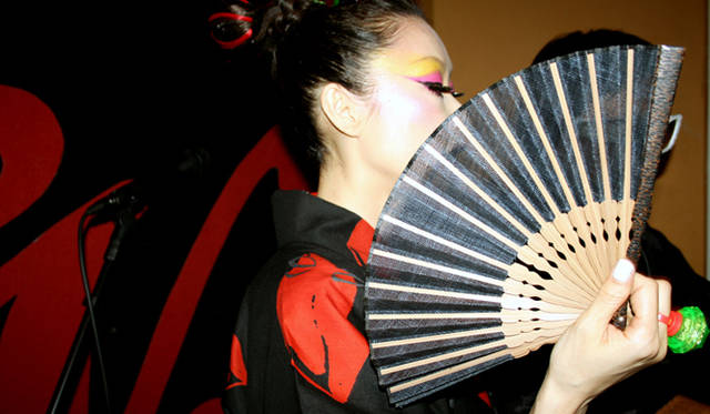 クラブは暑い！　扇子は必需品