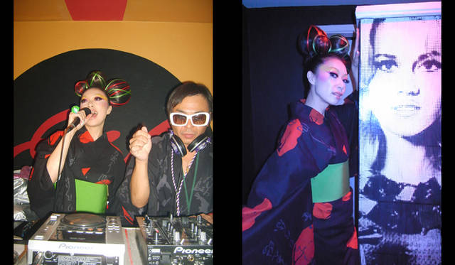 （左）DJをしながらも、ついわたしは歌ってしまった……　（右）キスマークがあしらわれたこの浴衣も、小田章さんの金子國義の浴衣