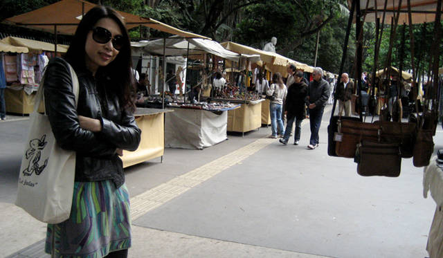 日曜日はほとんどのショップはお休み。そこで、蚤の市に出かけた