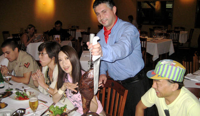 ブラジル名物シュハスコを食べにシュハスカリアへ。串に刺さった、巨大な肉が次々と運ばれてきた