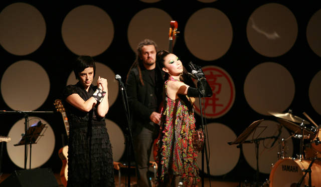 フェルナンダは「トゥイギー・トゥイギー」の振り付けを覚えるのにかなり必死だった（Photo by Ryou Mitamura）