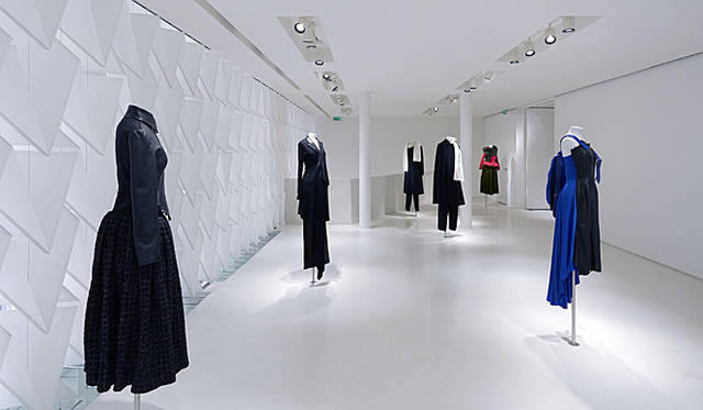 <b>YOHJI YAMAMOTO ヨージ ヤマモト</b>