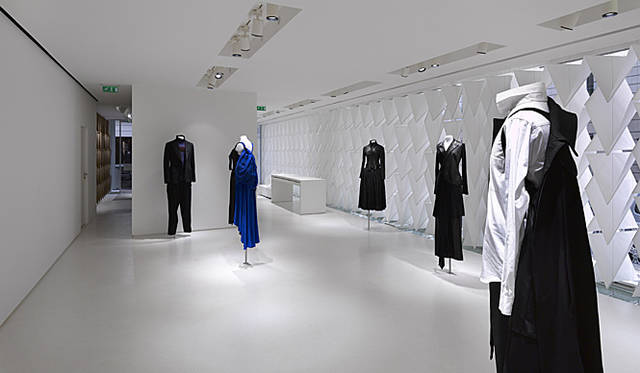 <b>YOHJI YAMAMOTO ヨージ ヤマモト</b>