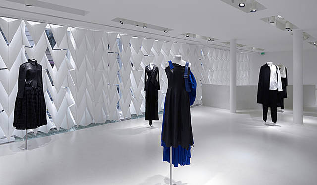 <b>YOHJI YAMAMOTO ヨージ ヤマモト</b>