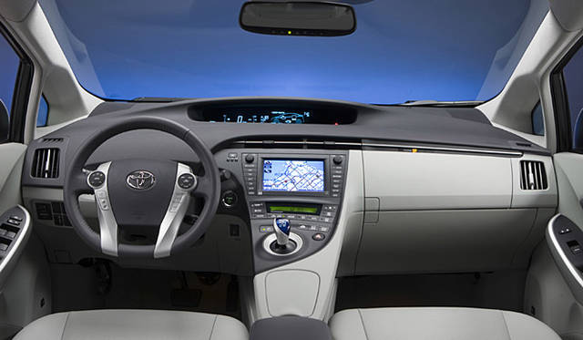 <b>TOYOTA PRIUS｜トヨタ・プリウス</b>