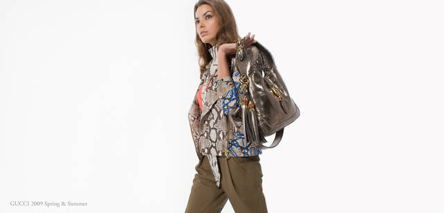 <strong>ＧＵＣＣＩ｜グッチ</strong>　バッグ 50万4000円、ジャケット 129万3600円、タンク 7万7700円、パンツ 15万4350円、スカーフ 3万9900円、ベルト 9万3450円、ネックレス 71万5050円