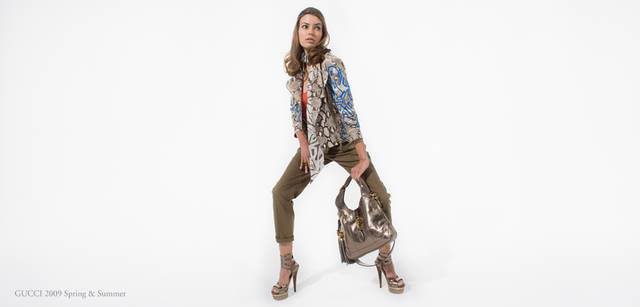 <strong>ＧＵＣＣＩ｜グッチ</strong>　バッグ 50万4000円、ジャケット 129万3600円、タンク 7万7700円、パンツ 15万4350円、スカーフ 3万9900円、ベルト 9万3450円、サンダル 17万5350円、ネックレス 71万5050円、リング 51万4500円