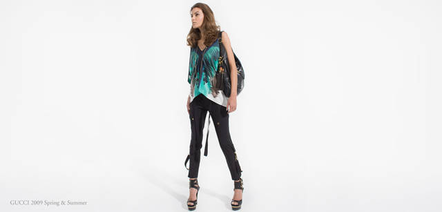 <strong>ＧＵＣＣＩ｜グッチ</strong>　バッグ 27万3000円、トップ 11万4450円、パンツ 32万7600円、ベルト 9万3450円、サンダル 17万2200円、ネックレス 52万3950円