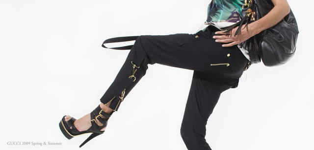 <strong>ＧＵＣＣＩ｜グッチ</strong>　バッグ 27万3000円、トップ 11万4450円、パンツ 32万7600円、ベルト 9万3450円、サンダル 17万2200円、ネックレス 52万3950円