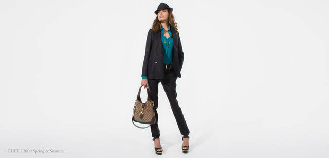 <strong>ＧＵＣＣＩ｜グッチ</strong>　バッグ 25万7250円、ジャケット 24万2550円、ブラウス 12万9150円、パンツ 13万5450円、ハット 参考商品、ベルト 9万3450円、サンダル 17万2200円、ネックレス 71万5050円