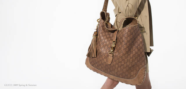 <strong>ＧＵＣＣＩ｜グッチ</strong>　バッグ 39万9000円、ジャケット 34万6500円、スカート 9万5550円、ベルト 3万5700円