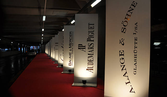 地下のパーキングエリアにもブランド名がずらり。