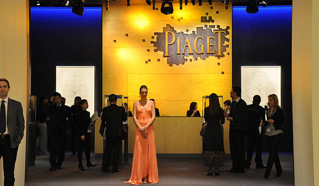 ピアジェのブースにはモデルがハイジュエリーの新作を身に着けて登場。
