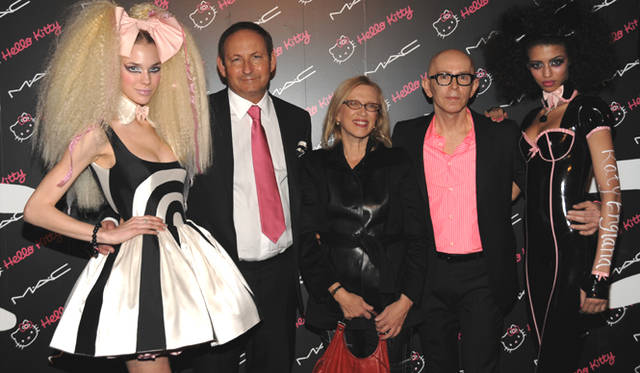 左から、モデル、John Demsey, Group President of Estee Lauder Companies; Valerie Steele, (Director and Chief Curator of The Museum at FIT)、James Gager, Creative Director of MAC Cosmetics、モデル