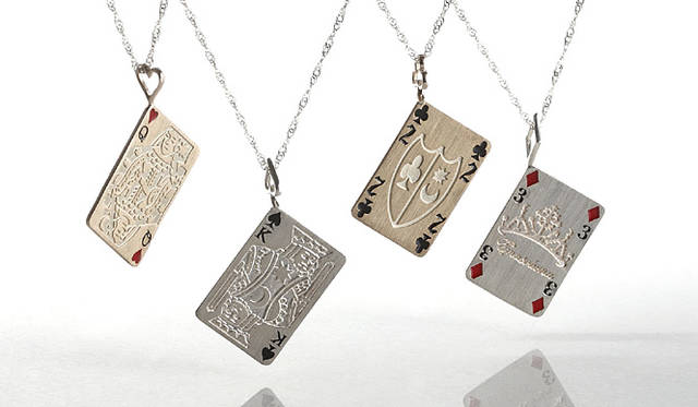 トランプネックレスGOLD/K10YG　5万2500円、SILVER/SILVER925　2万6250円