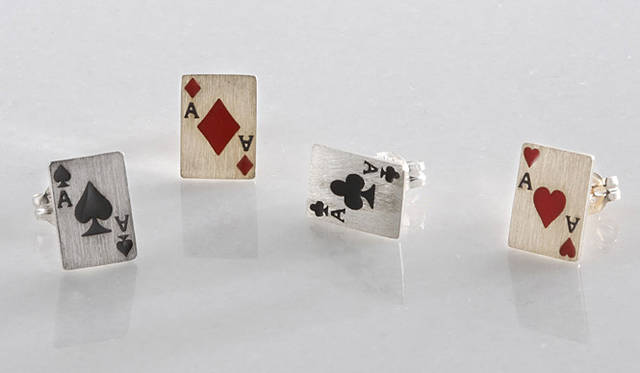 トランプピアスGOLD/K10YG　1万6800円、SILVER/SILVER925　1万500円