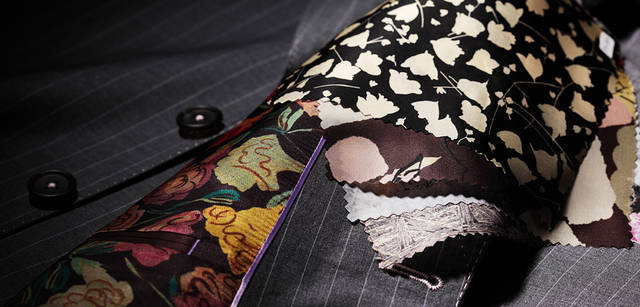 　ブラックベースの場合でも、ポケット口や汗止めにマルチカラーのトリミングを施すことができる。