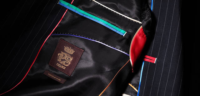 　ポール・スミス コレクションらしい配色が見られる、ボタンホールの左右のカラーコンビネーション。