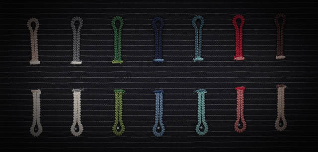 　ボタンの留糸のパターン例。左右ではこのように糸色が切り替わる。