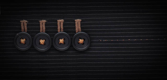 　ボタンのディテール。メタルボタンにはポール・スミス コレクションのロゴが刻印されている。