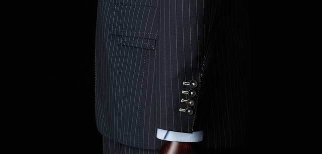 　スーツ 17万8500円、シャツ 2万4150円、タイ 9975円