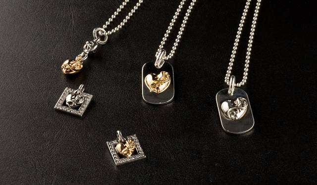 <b>CHROME HEARTS│クロムハーツ</b>　左上から、ハートクロスボールネックレス（シルバー×ゴールド）19万9500円、ドッグタグ（シルバー×ゴールド）18万600円、ドッグタグ（シルバー）3万7800円、スクエア型オープンネックレス（シルバー×ダイヤ）18万600円、スクエア型オープンネックレス（シルバー×ゴールド×ダイヤ）31万2900円