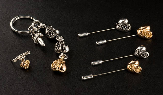 <b>CHROME HEARTS│クロムハーツ</b>　左から、STICK PIN（シルバー×ゴールド）15万7500円、キーリング（シルバー×ゴールド）44万1000円、PIN（シルバー／ハートS）6万5100円、（Ｌ）9万1350円、PIN（ゴールド／ハートS）16万8000円、（Ｌ）39万9000円