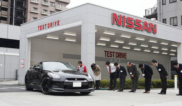 <b>NISSAN GT-R Spec V｜日産GT-R スペックV</b>　納車イベントの最後は、大勢のスタッフによるお見送りで幕を閉じる。彼らのホスピタリティの精神が充分に感じられる一コマである。