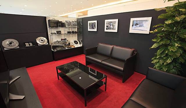 <b>NISSAN GT-R Spec V｜日産GT-R スペックV</b>　GT-Rの顧客だけが通されるGT-Rコーナー。左手前に設置された液晶モニターには、ドイツ・ニュルブルクリンクでのテストシーンの画像が映し出されていた。