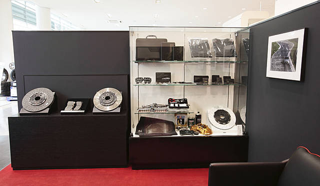 <b>NISSAN GT-R Spec V｜日産GT-R スペックV</b>　GT-Rコーナーに設けられたショーケースには、専用の油脂類にはじまり、アタッシェケースからドライビンググラブまで、GT-Rにまつわる商品がディスプレイされていた。