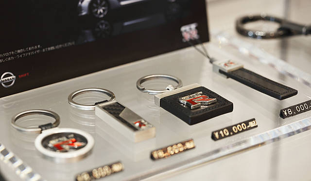 <b>NISSAN GT-R Spec V｜日産GT-R スペックV</b>　GT-Rコーナーに設けられたショーケースには、専用の油脂類にはじまり、アタッシェケースからドライビンググラブまで、GT-Rにまつわる商品がディスプレイされていた。