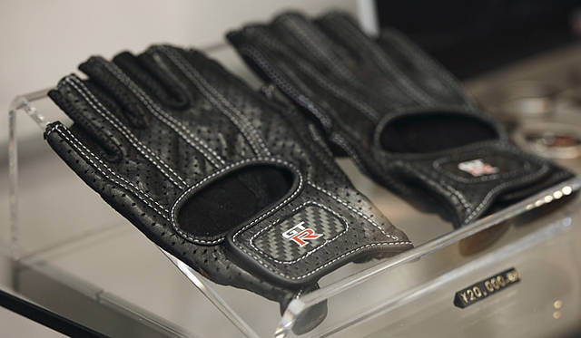 <b>NISSAN GT-R Spec V｜日産GT-R スペックV</b>　GT-Rコーナーに設けられたショーケースには、専用の油脂類にはじまり、アタッシェケースからドライビンググラブまで、GT-Rにまつわる商品がディスプレイされていた。