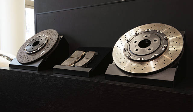 <b>NISSAN GT-R Spec V｜日産GT-R スペックV</b>　GT-Rコーナーに展示されていたGT-R用ブレーキローター。向かって右側がSpec V用のカーボンセラミックタイプ、左がスチールタイプ。重さの違いに驚く。
