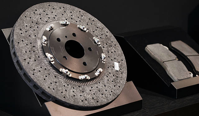 <b>NISSAN GT-R Spec V｜日産GT-R スペックV</b>　Spec V用のカーボンセラミックブレーキローター。独特の色味と表面の質感が印象的。ひとつひとつ固有の周波数や重量バランスが記載されている。