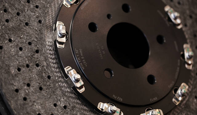 <b>NISSAN GT-R Spec V｜日産GT-R スペックV</b>　Spec V用のカーボンセラミックブレーキローター。独特の色味と表面の質感が印象的。ひとつひとつ固有の周波数や重量バランスが記載されている。