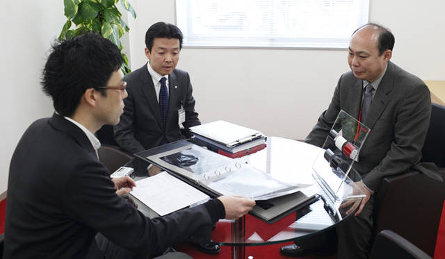 <b>NISSAN GT-R Spec V｜日産GT-R スペックV</b>　Spec V専用の商談用個室。日産ハイパフォーマンスセンター亀戸店が顧客のプライバシーに配慮し独自に設けたもの。資料やカラーサンプルを見ながらゆったりと商談ができる。